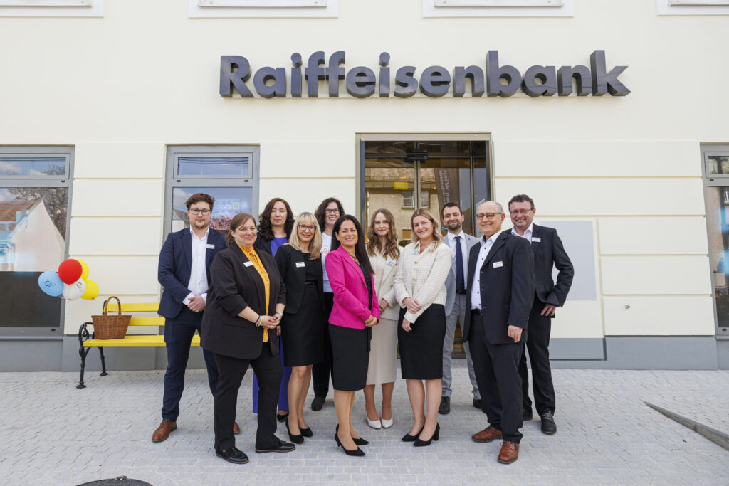 Das Team der Bezirksbank Siegesplatz mit Regionalleiterin Claudia Graf-Hahn (Mitte) sowie Filialleiterin Bianca Turan (4.v.r.) 
